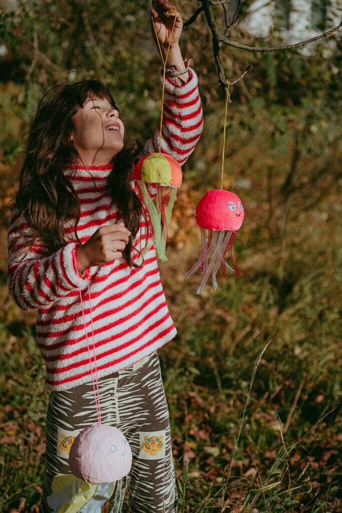 Lass uns Quallen basteln mit Gipsbinden.