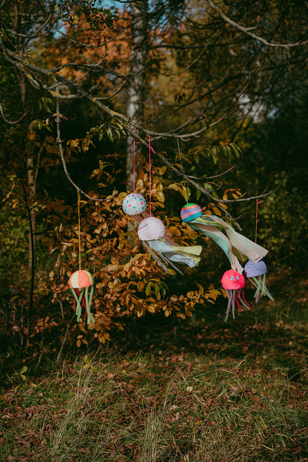 Lass uns Quallen basteln mit Gipsbinden.