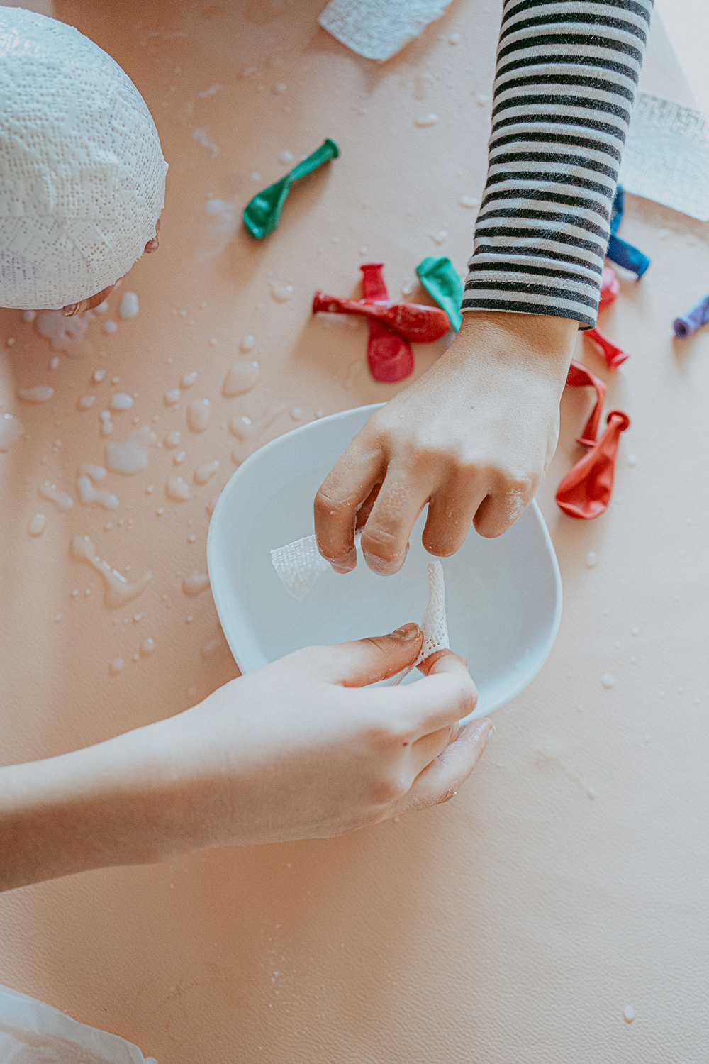 Lass uns Quallen basteln mit Gipsbinden.