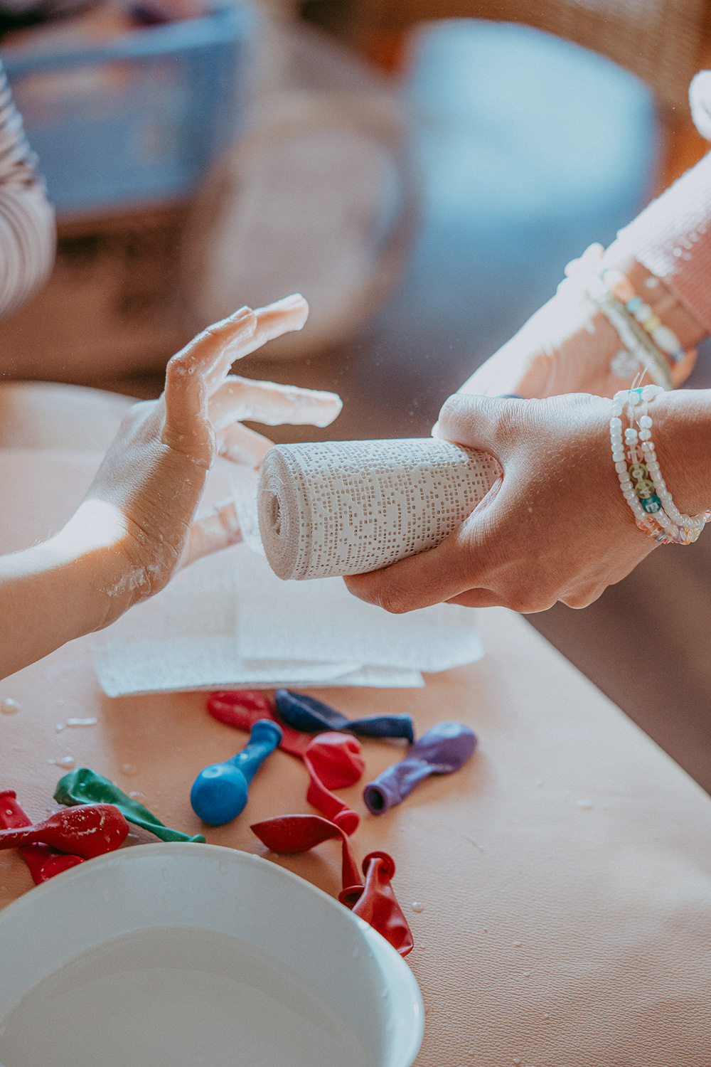 Lass uns Quallen basteln mit Gipsbinden.