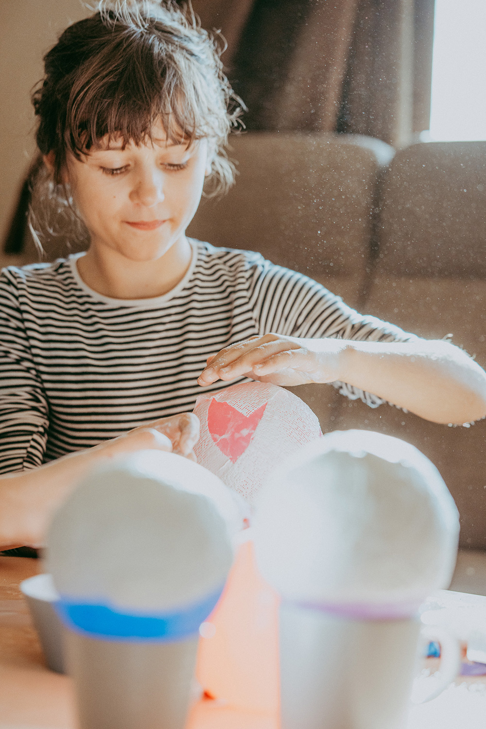 Lass uns Quallen basteln mit Gipsbinden.