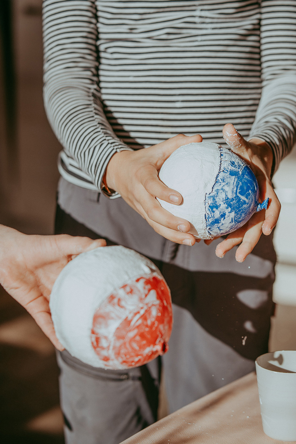 Lass uns Quallen basteln mit Gipsbinden.