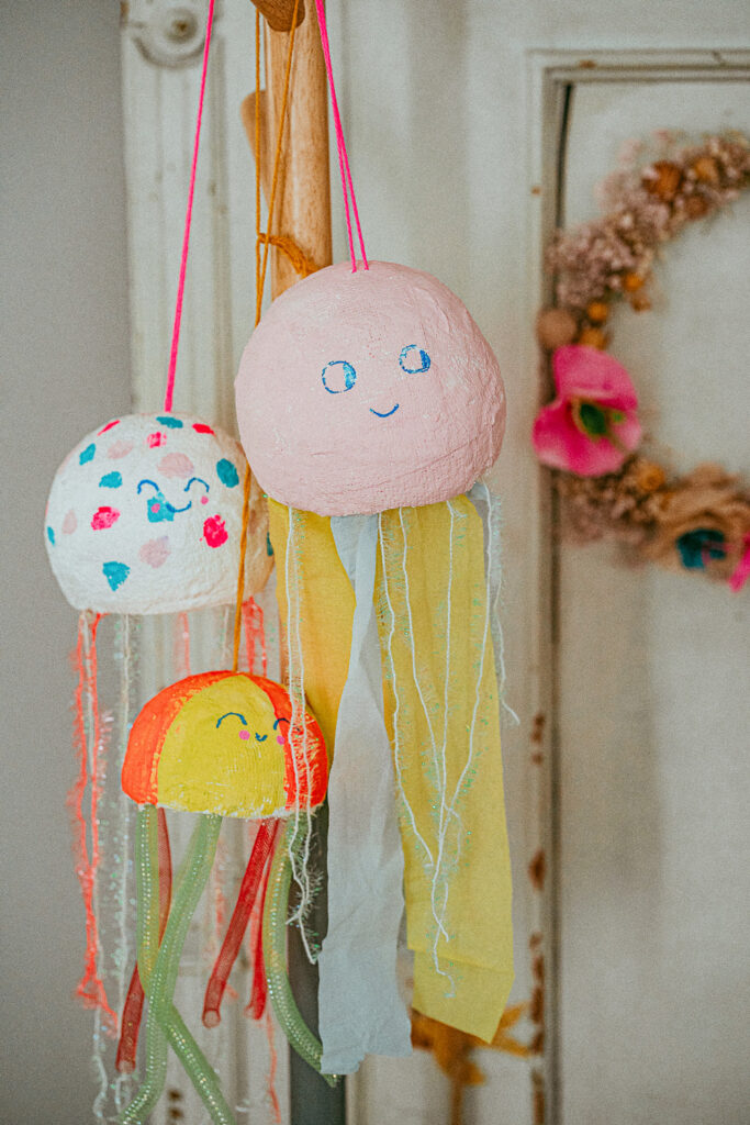 Lass uns Quallen basteln mit Gipsbinden.