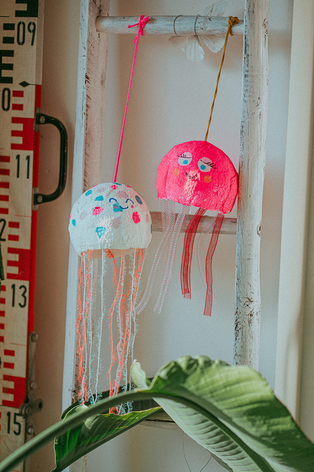 Lass uns Quallen basteln mit Gipsbinden.