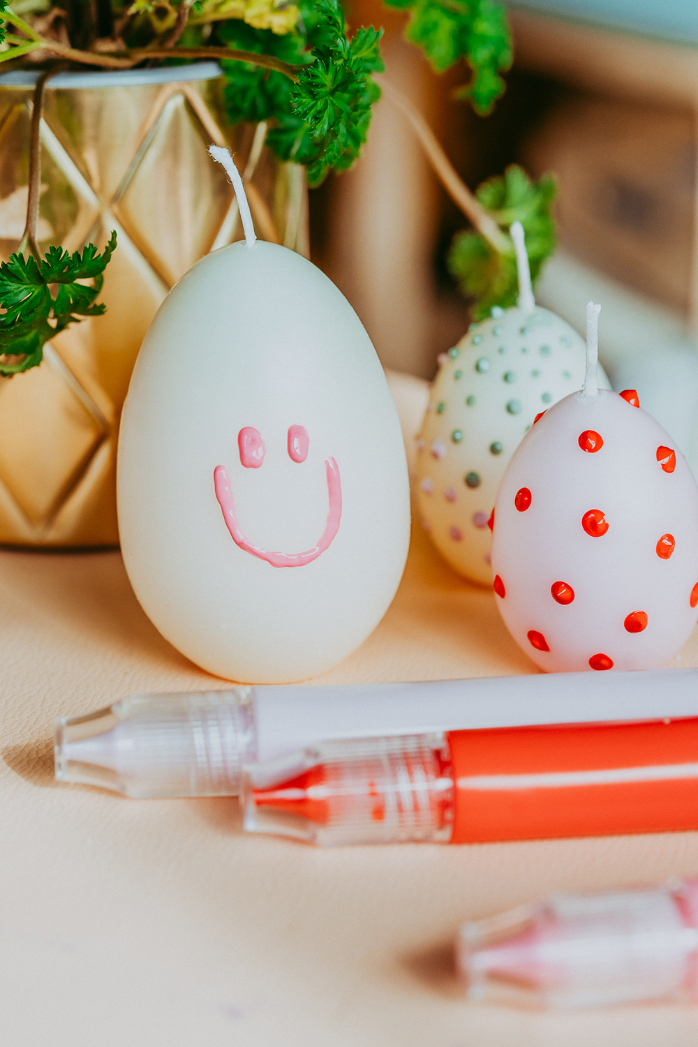 Lass uns easy-peasy Eierkerzen bemalen und verschenken.