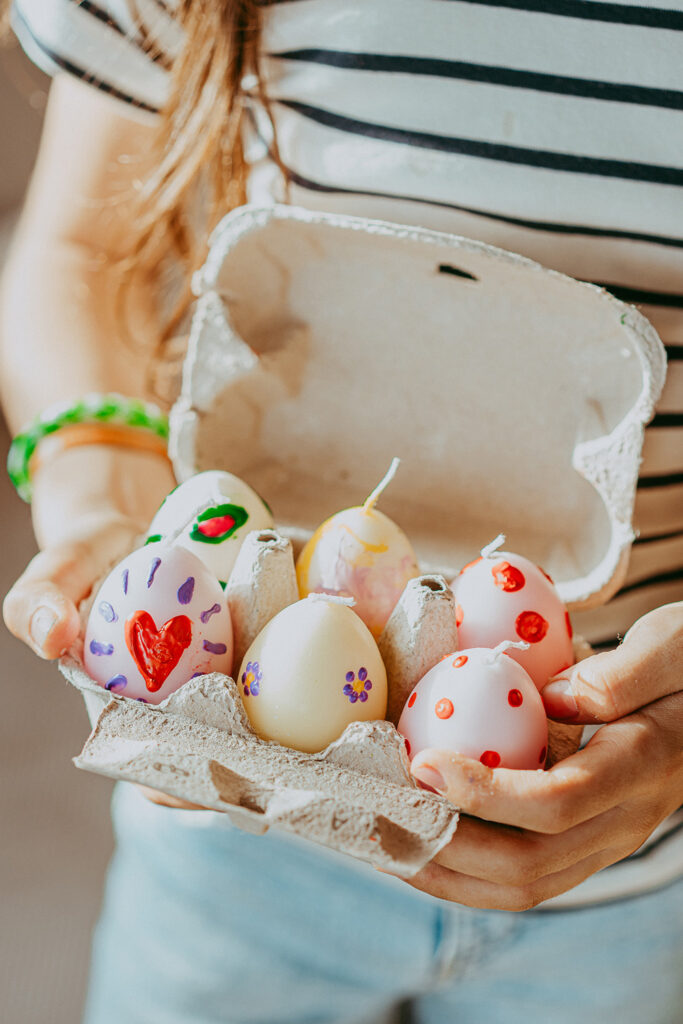 Lass uns easy-peasy Eierkerzen bemalen und verschenken.