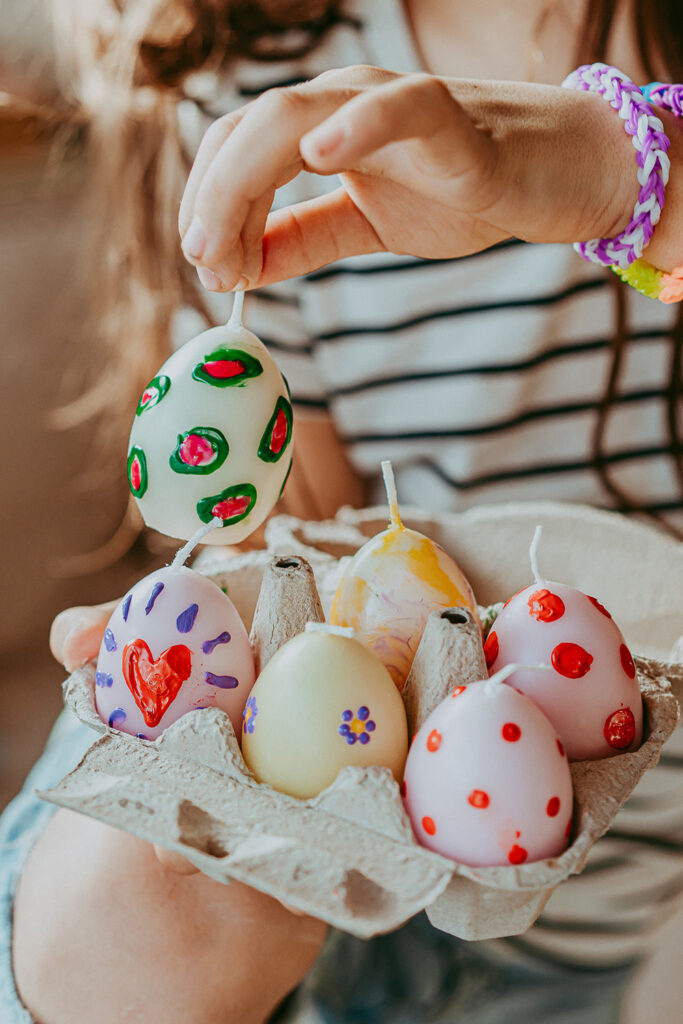 Lass uns easy-peasy Eierkerzen bemalen und verschenken.