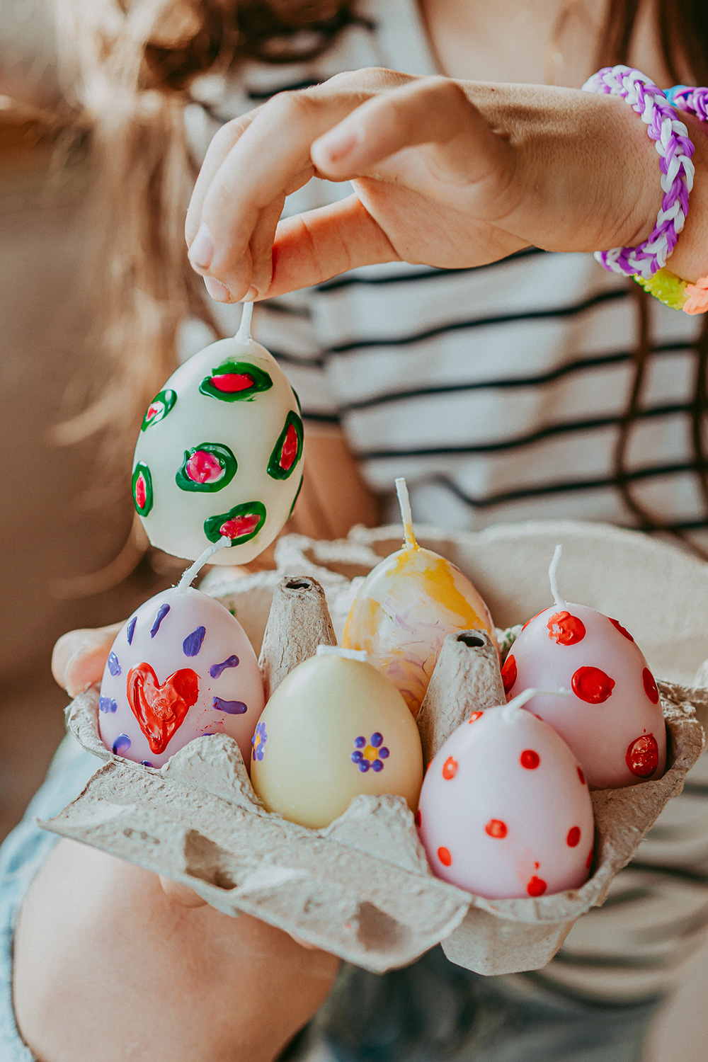 Lass uns easy-peasy Eierkerzen bemalen und verschenken.