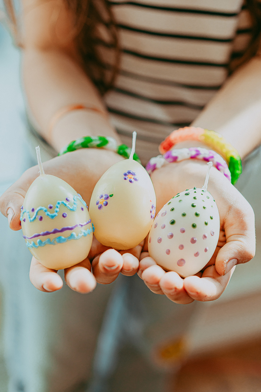 Lass uns easy-peasy Eierkerzen bemalen und verschenken.