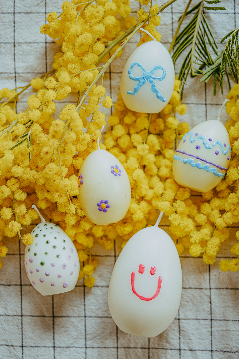 Lass uns easy-peasy Eierkerzen bemalen und verschenken.