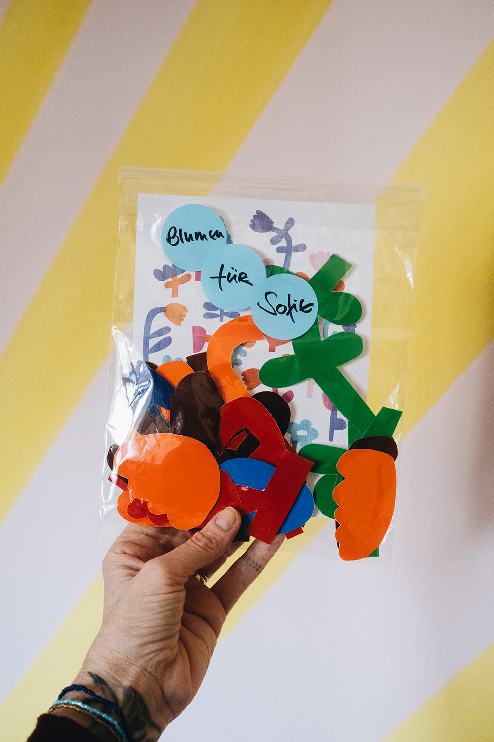 Lass uns Fensterdeko basteln mit magischer Fensterfolie und Blumen-Vorlage.