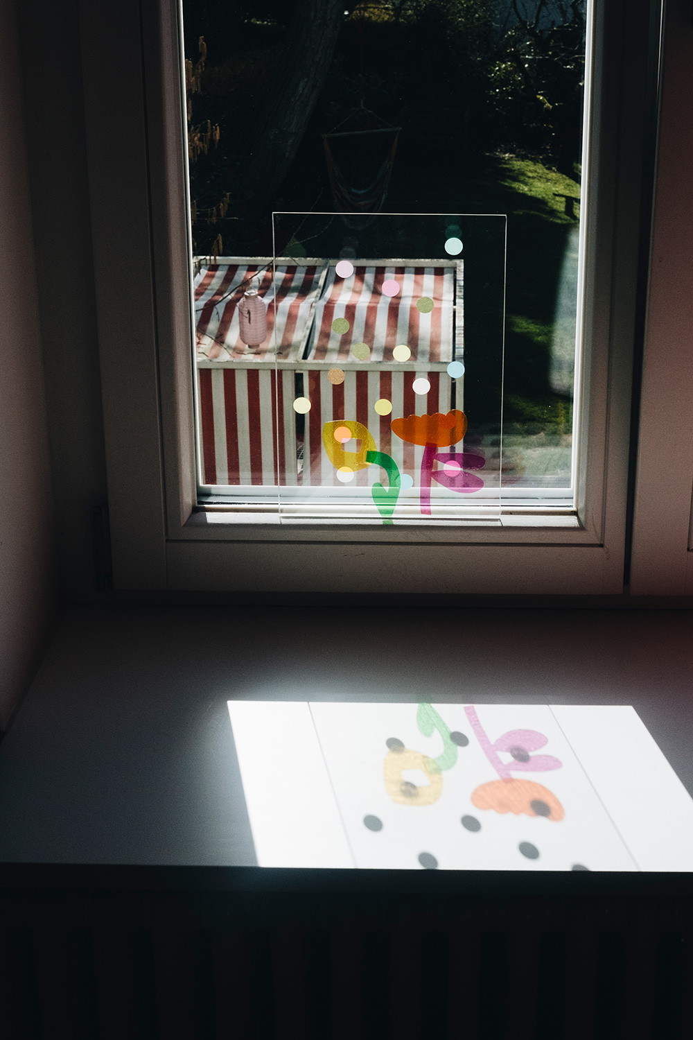 Lass uns Fensterdeko basteln mit magischer Fensterfolie und Blumen-Vorlage.