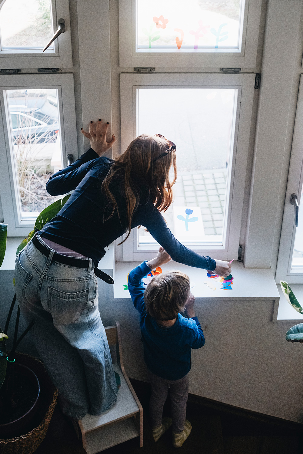 Lass uns Fensterdeko basteln mit magischer Fensterfolie und Blumen-Vorlage.