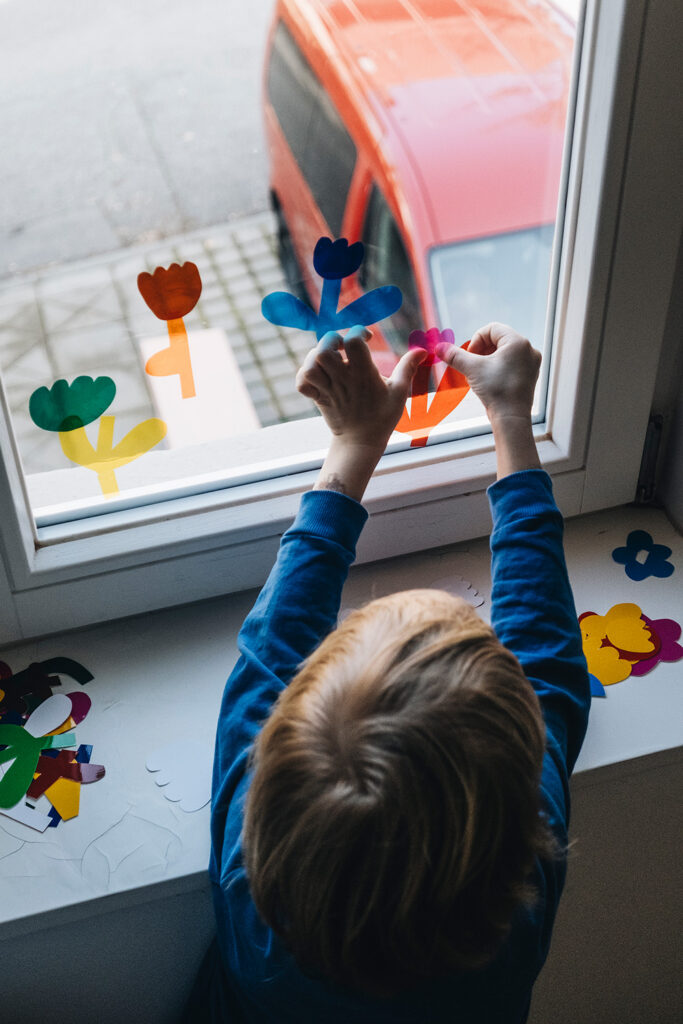 Lass uns Fensterdeko basteln mit magischer Fensterfolie und Blumen-Vorlage.