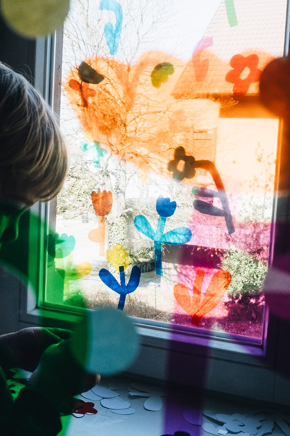 Lass uns Fensterdeko basteln mit magischer Fensterfolie und Blumen-Vorlage.