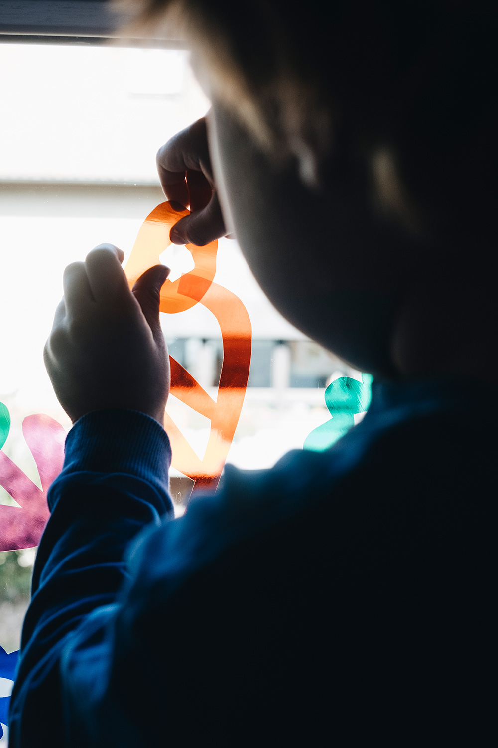 Lass uns Fensterdeko basteln mit magischer Fensterfolie und Blumen-Vorlage.