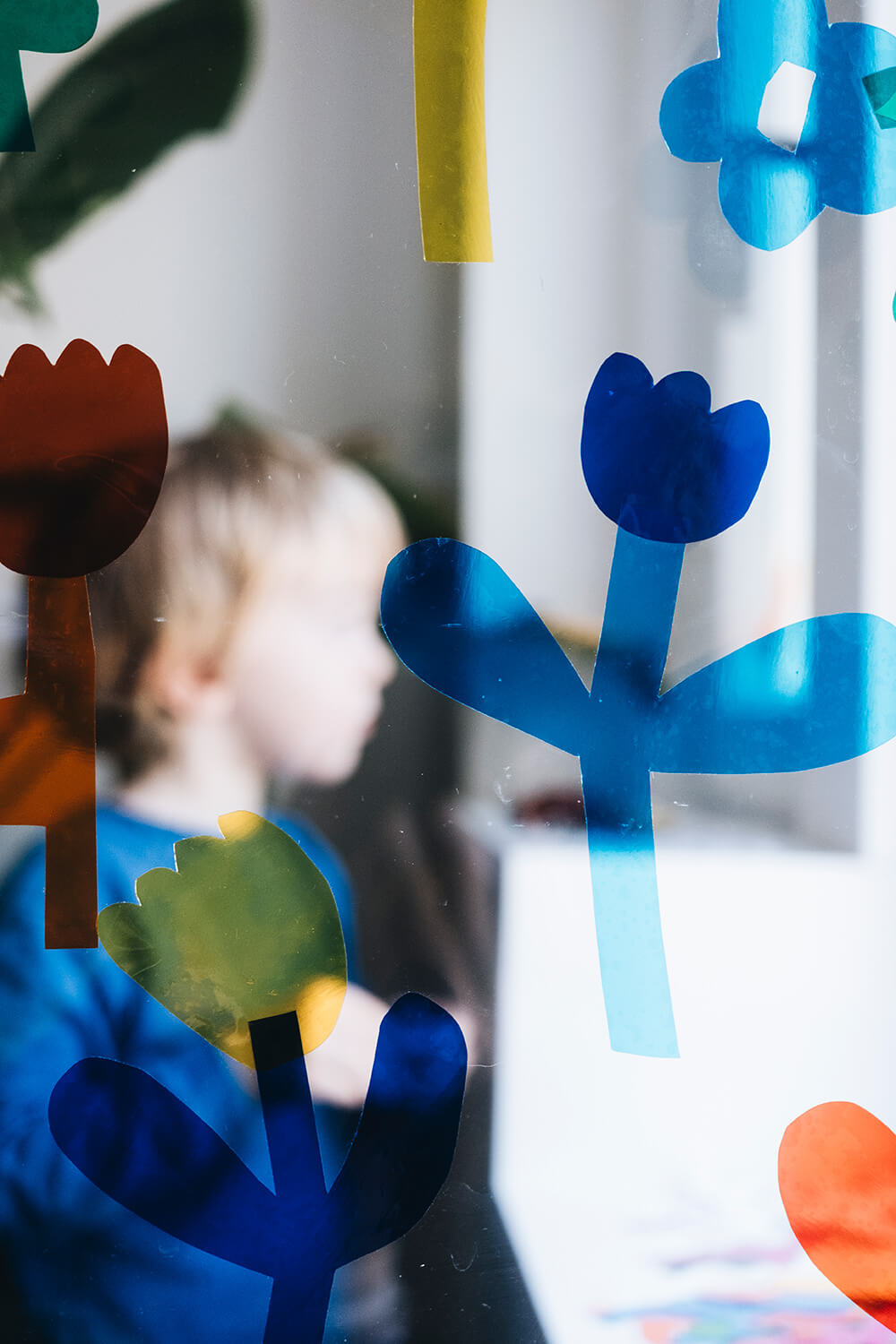 Lass uns Fensterdeko basteln mit magischer Fensterfolie und Blumen-Vorlage.