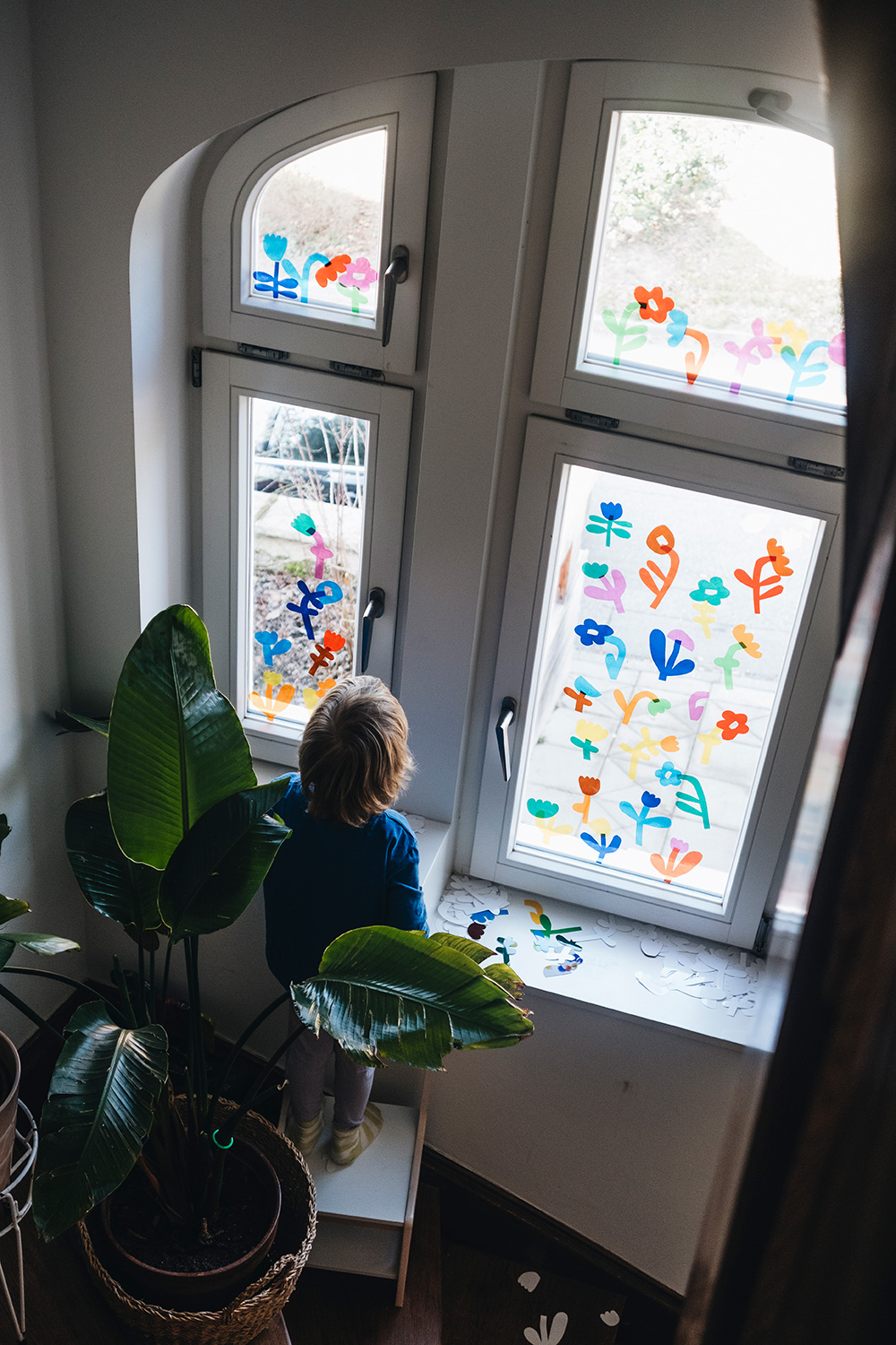 Lass uns Fensterdeko basteln mit magischer Fensterfolie und Blumen-Vorlage.