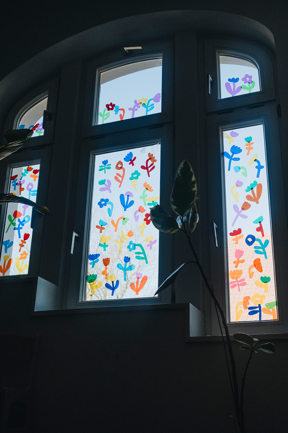 Lass uns Fensterdeko basteln mit magischer Fensterfolie und Blumen-Vorlage.