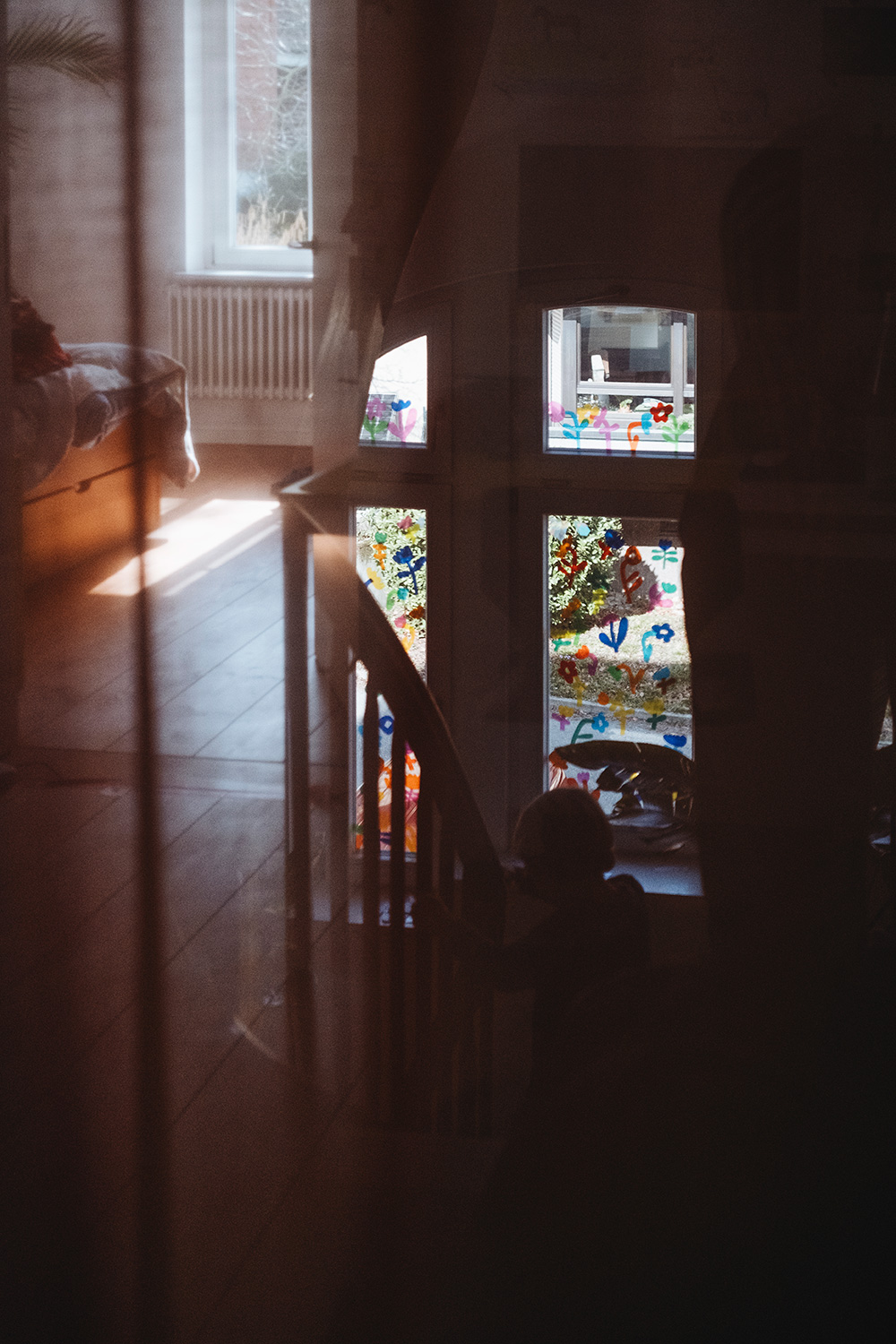 Lass uns Fensterdeko basteln mit magischer Fensterfolie und Blumen-Vorlage.