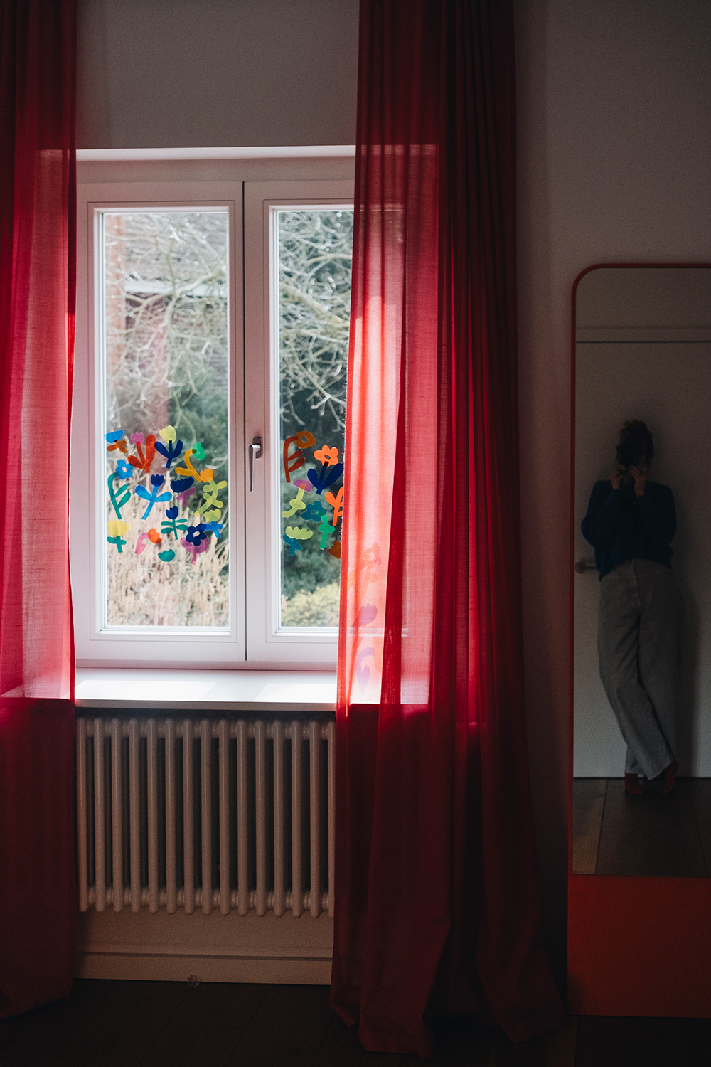 Lass uns Fensterdeko basteln mit magischer Fensterfolie und Blumen-Vorlage.