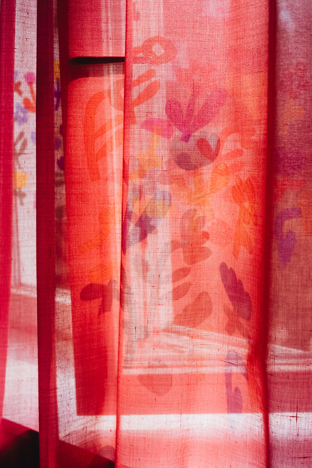 Lass uns Fensterdeko basteln mit magischer Fensterfolie und Blumen-Vorlage.