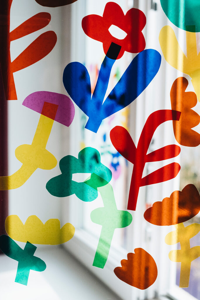 Lass uns Fensterdeko basteln mit magischer Fensterfolie und Blumen-Vorlage.