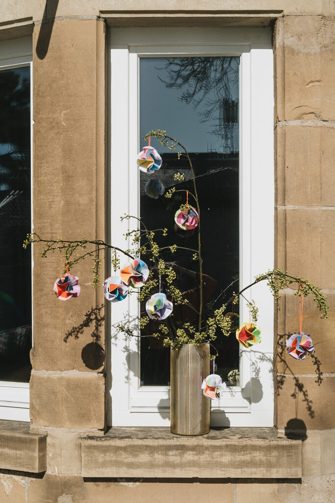 Lass uns ganz einfach einen Kusudama Blumenball basteln.