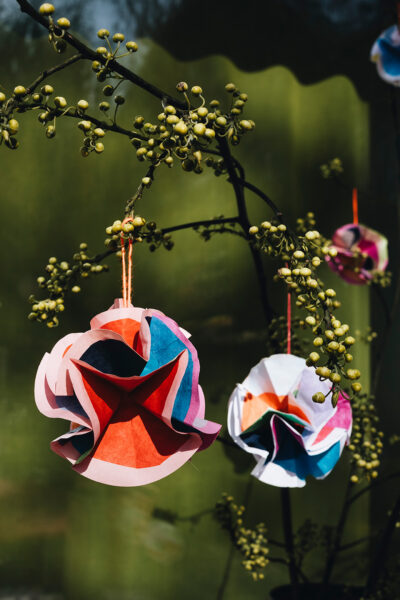 Lass uns ganz einfach einen Kusudama Blumenball basteln.