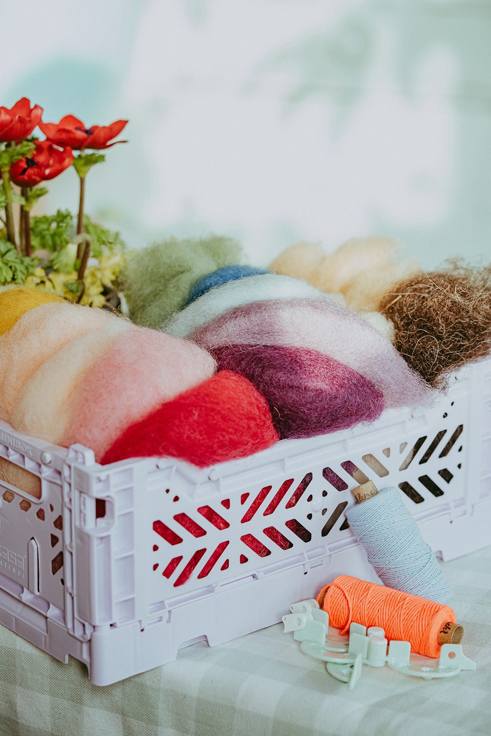 Lass uns flauschige Pompoms aus Märchenwolle filzen.