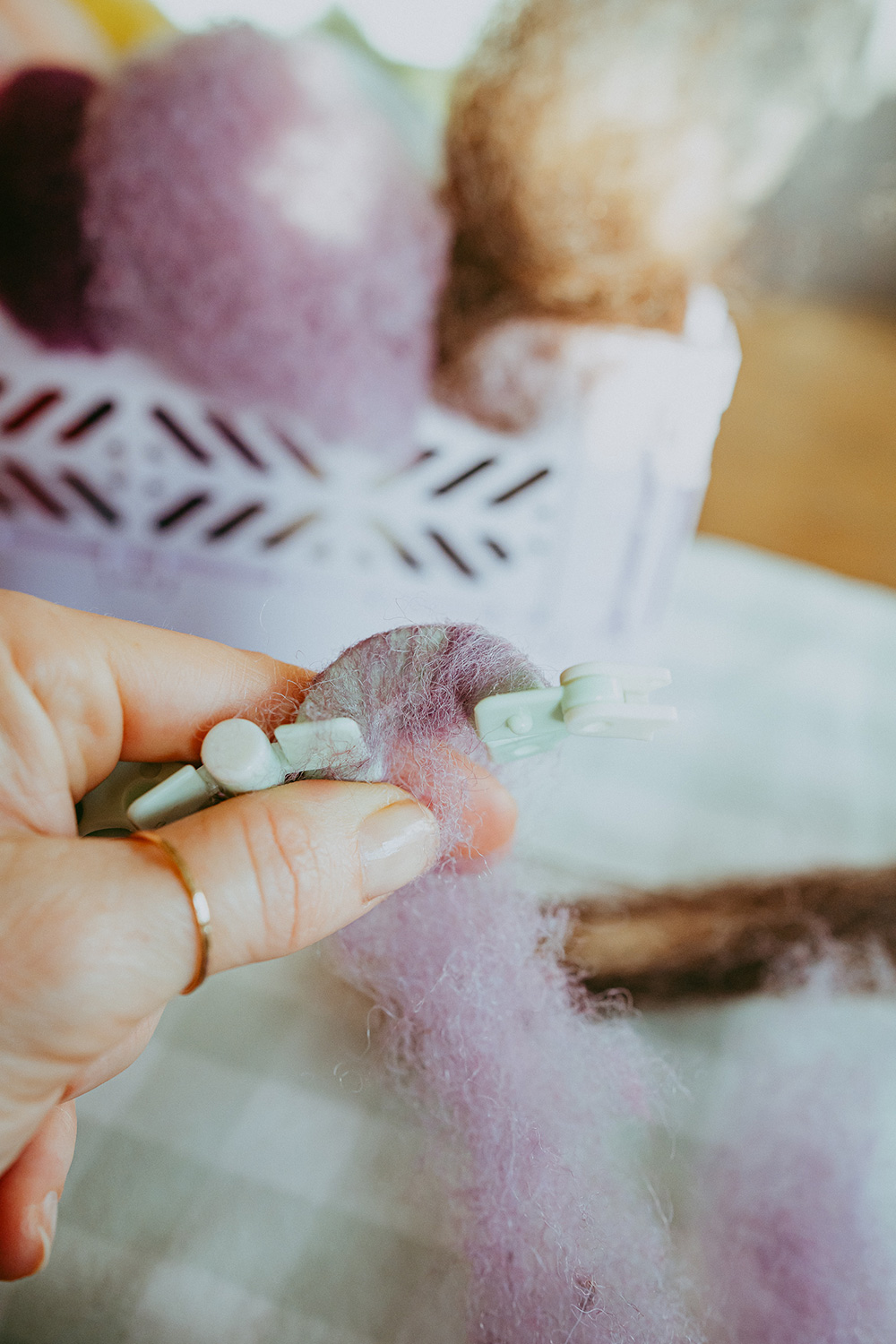 Lass uns flauschige Pompoms aus Märchenwolle filzen.