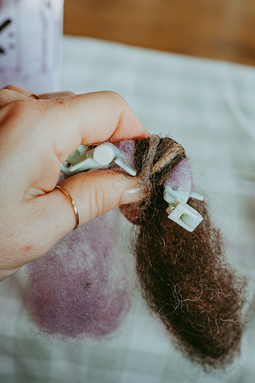 Lass uns flauschige Pompoms aus Märchenwolle filzen.