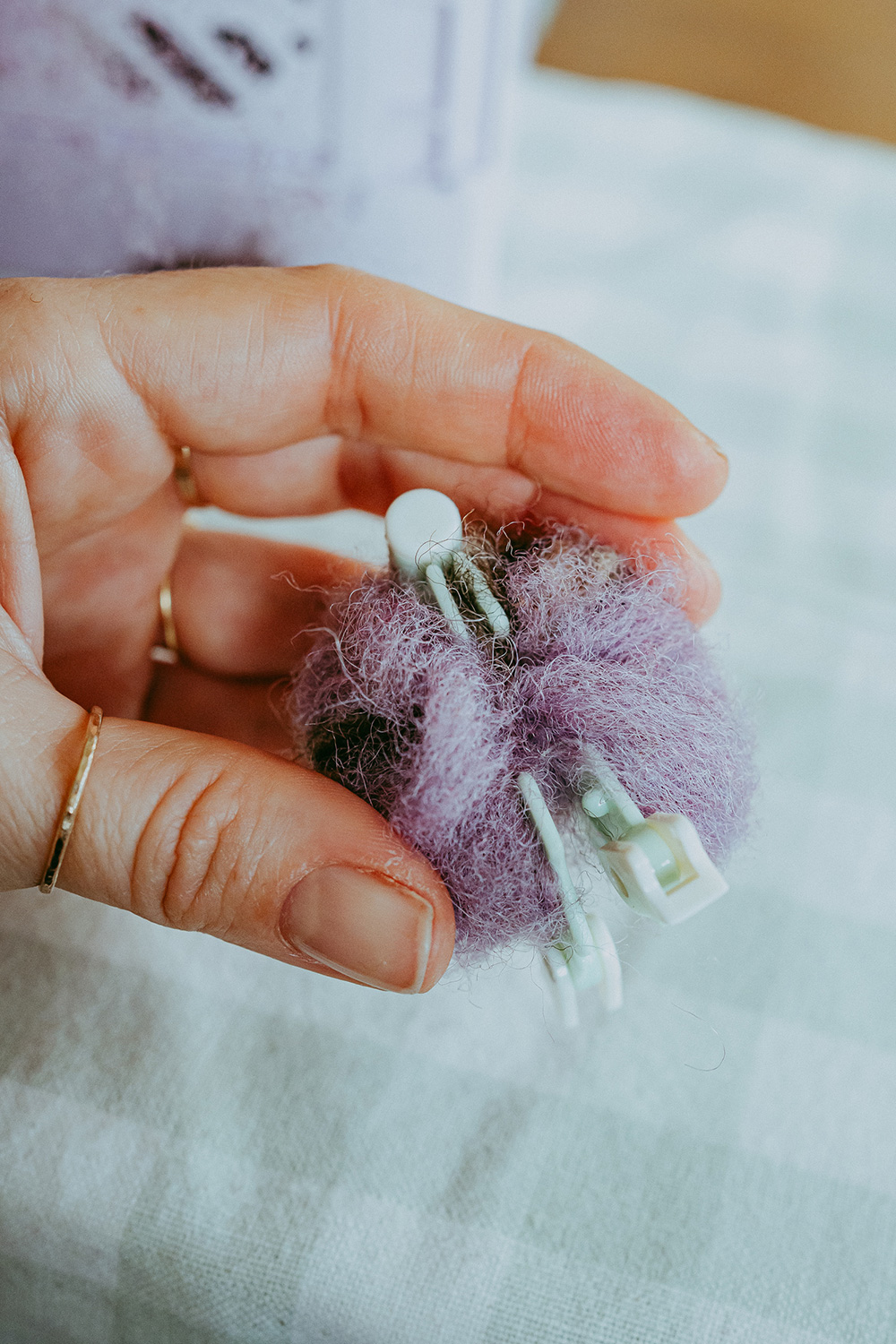 Lass uns flauschige Pompoms aus Märchenwolle filzen.