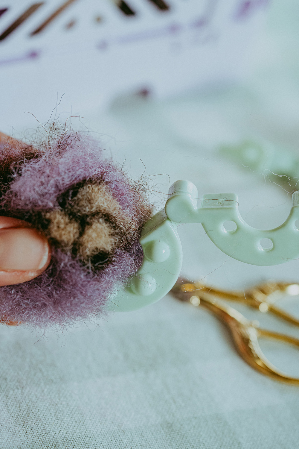 Lass uns flauschige Pompoms aus Märchenwolle filzen.