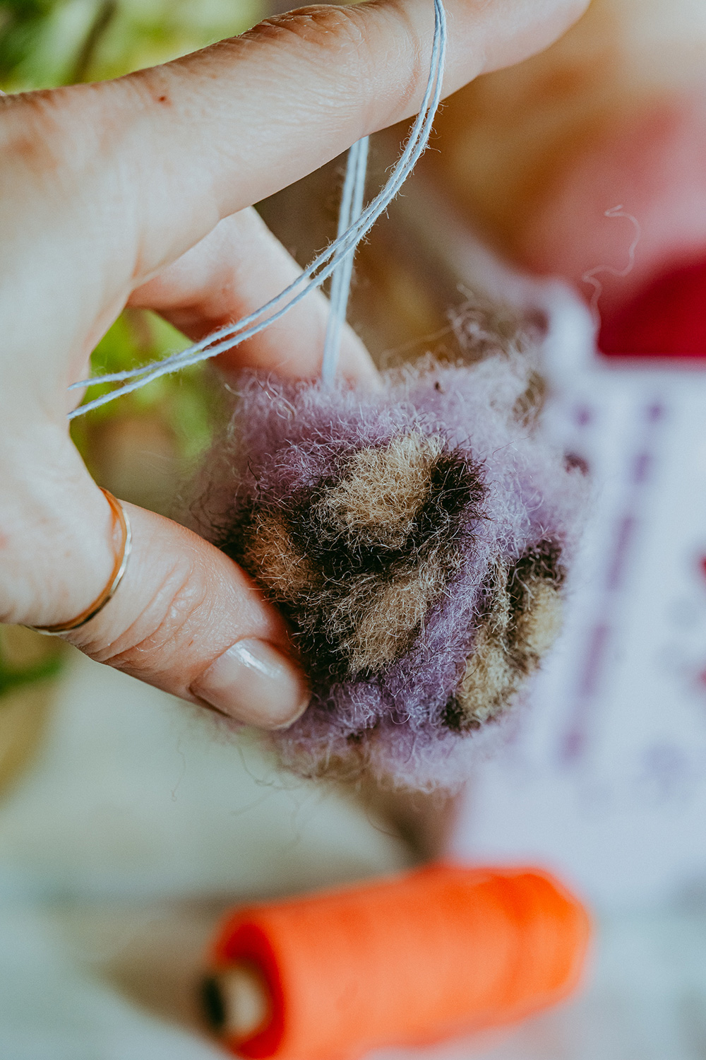 Lass uns flauschige Pompoms aus Märchenwolle filzen.