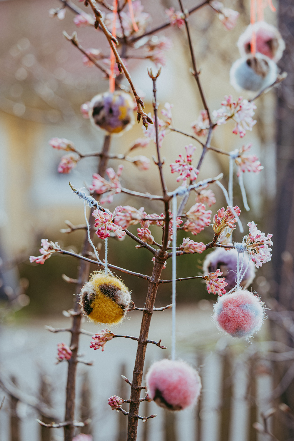 Lass uns flauschige Pompoms aus Märchenwolle filzen.