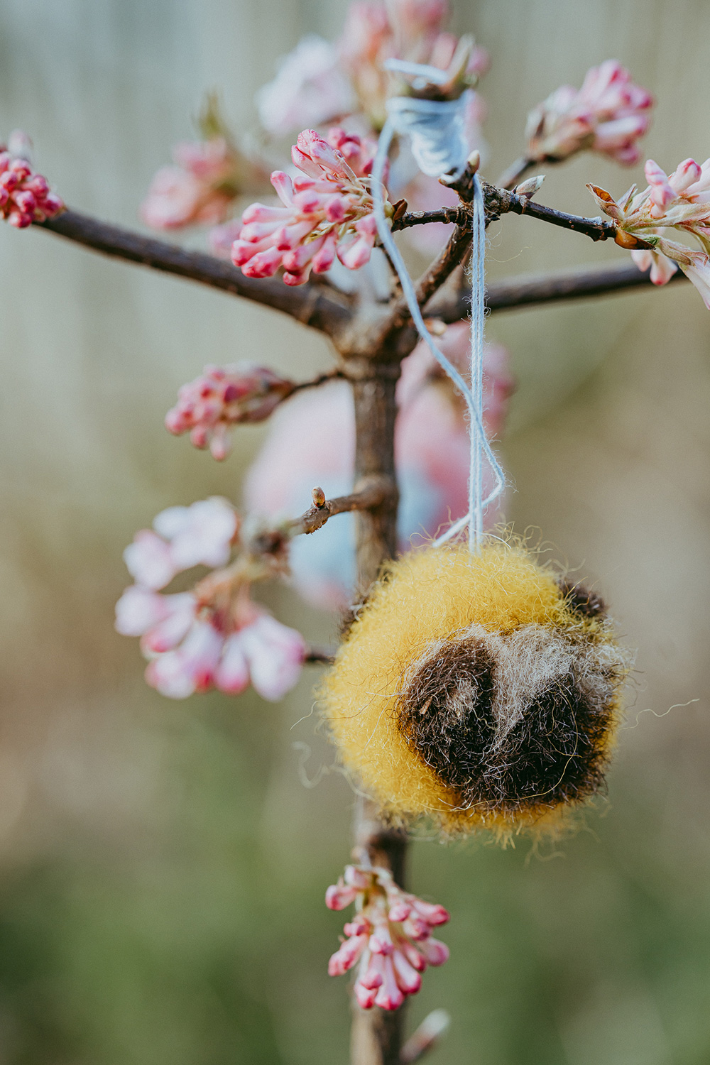 Lass uns flauschige Pompoms aus Märchenwolle filzen.