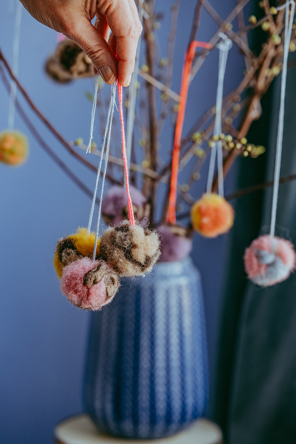 Lass uns flauschige Pompoms aus Märchenwolle filzen.