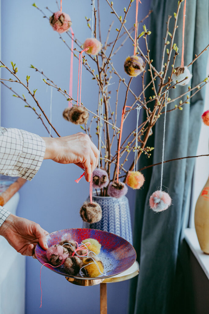 Lass uns flauschige Pompoms aus Märchenwolle filzen.
