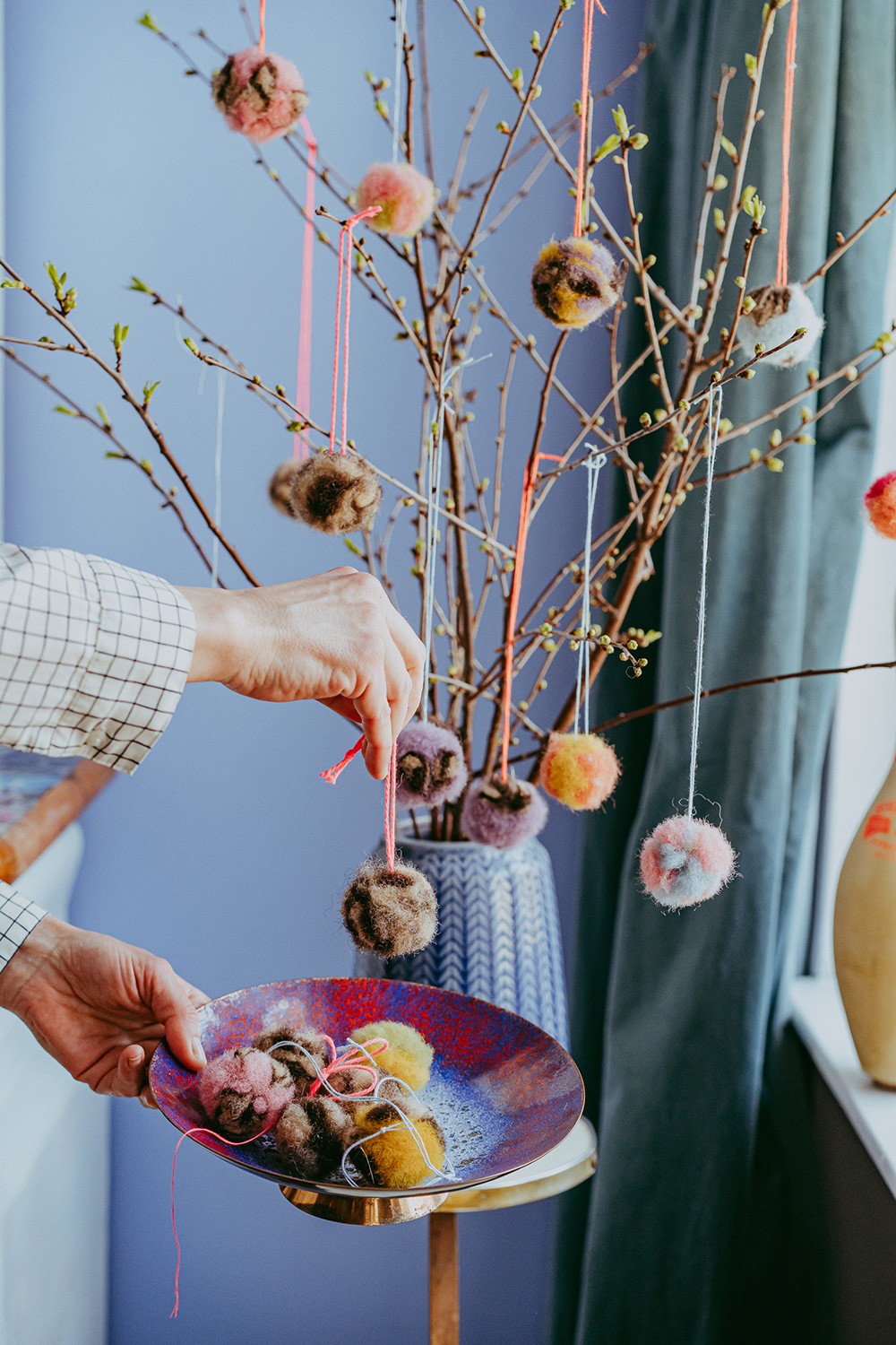 Lass uns flauschige Pompoms aus Märchenwolle filzen.