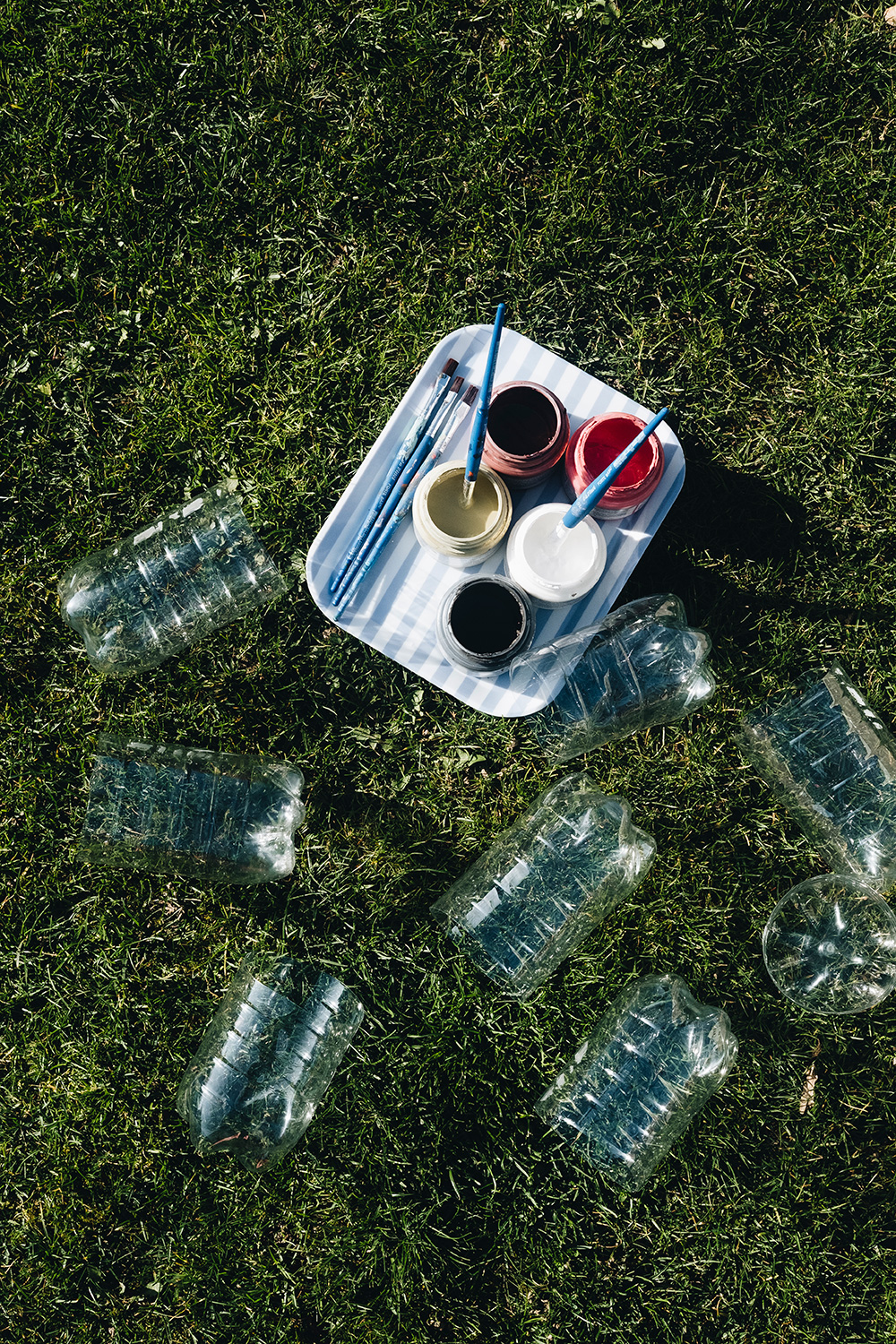 Lass uns PET-Flaschen upcyclen und Blumenampeln daraus basteln.