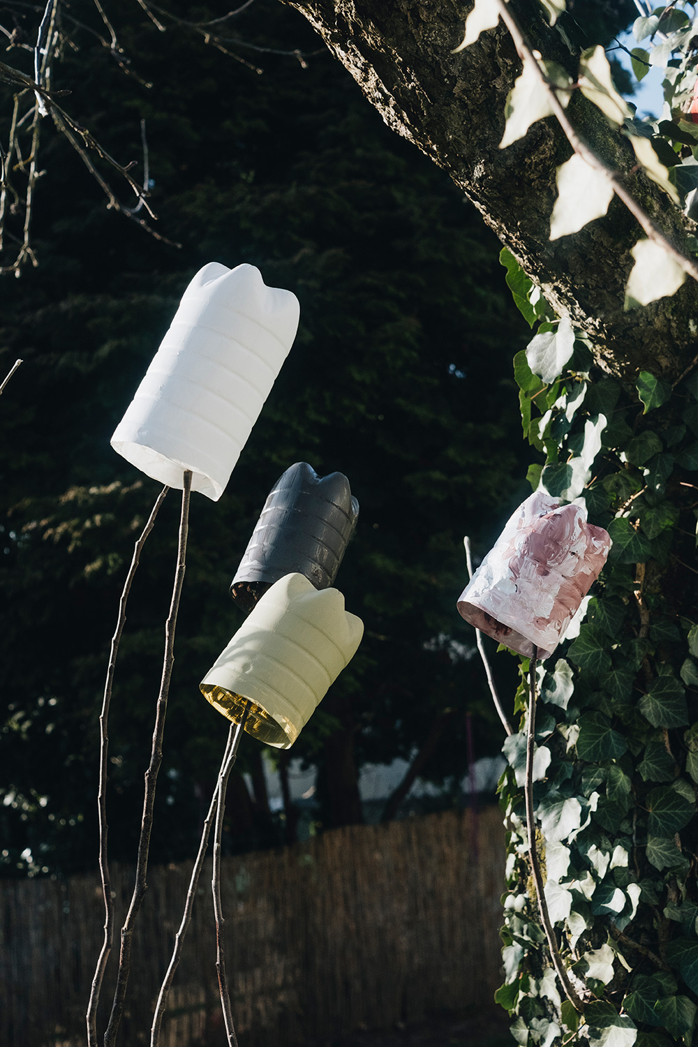 Lass uns PET-Flaschen upcyclen und Blumenampeln daraus basteln.