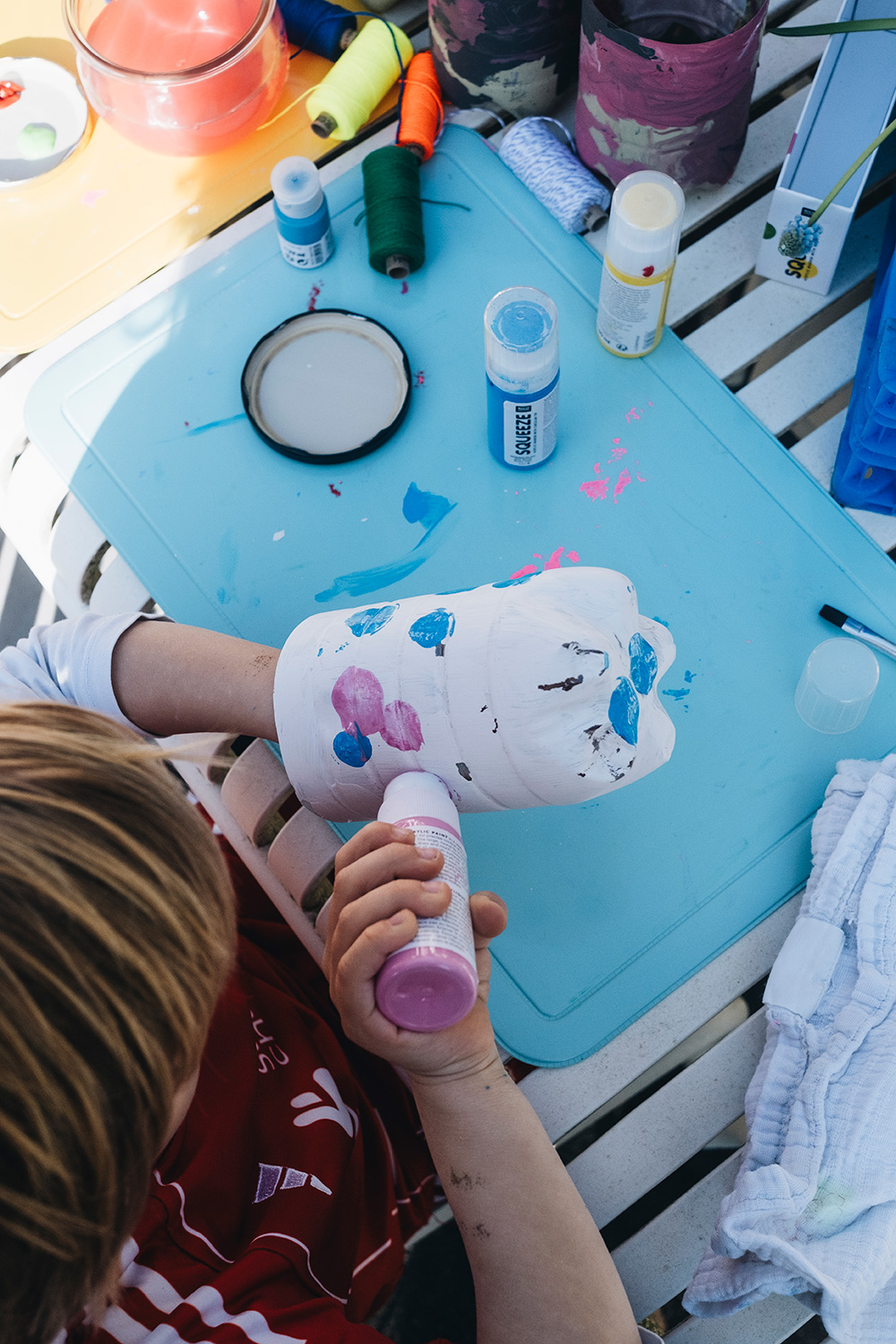 Lass uns PET-Flaschen upcyclen und Blumenampeln daraus basteln.