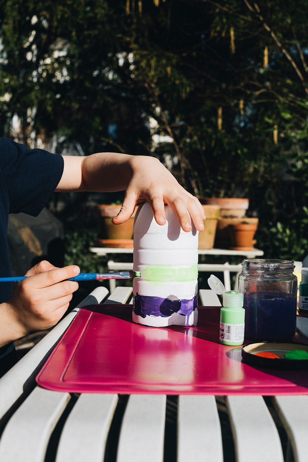 Lass uns PET-Flaschen upcyclen und Blumenampeln daraus basteln.