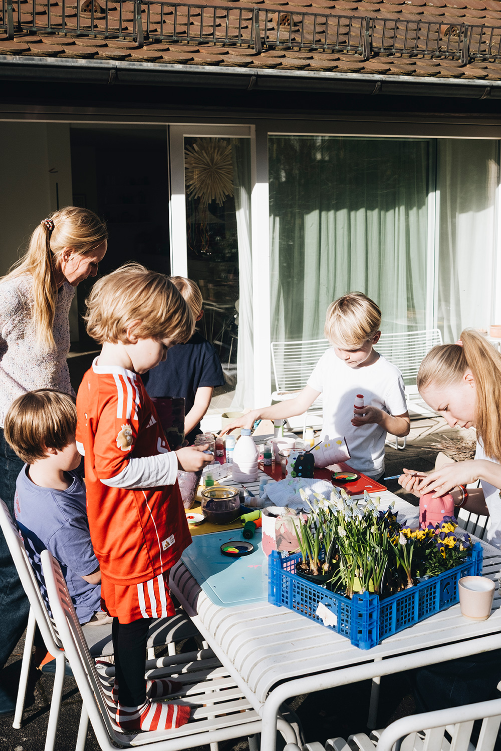 Lass uns PET-Flaschen upcyclen und Blumenampeln daraus basteln.