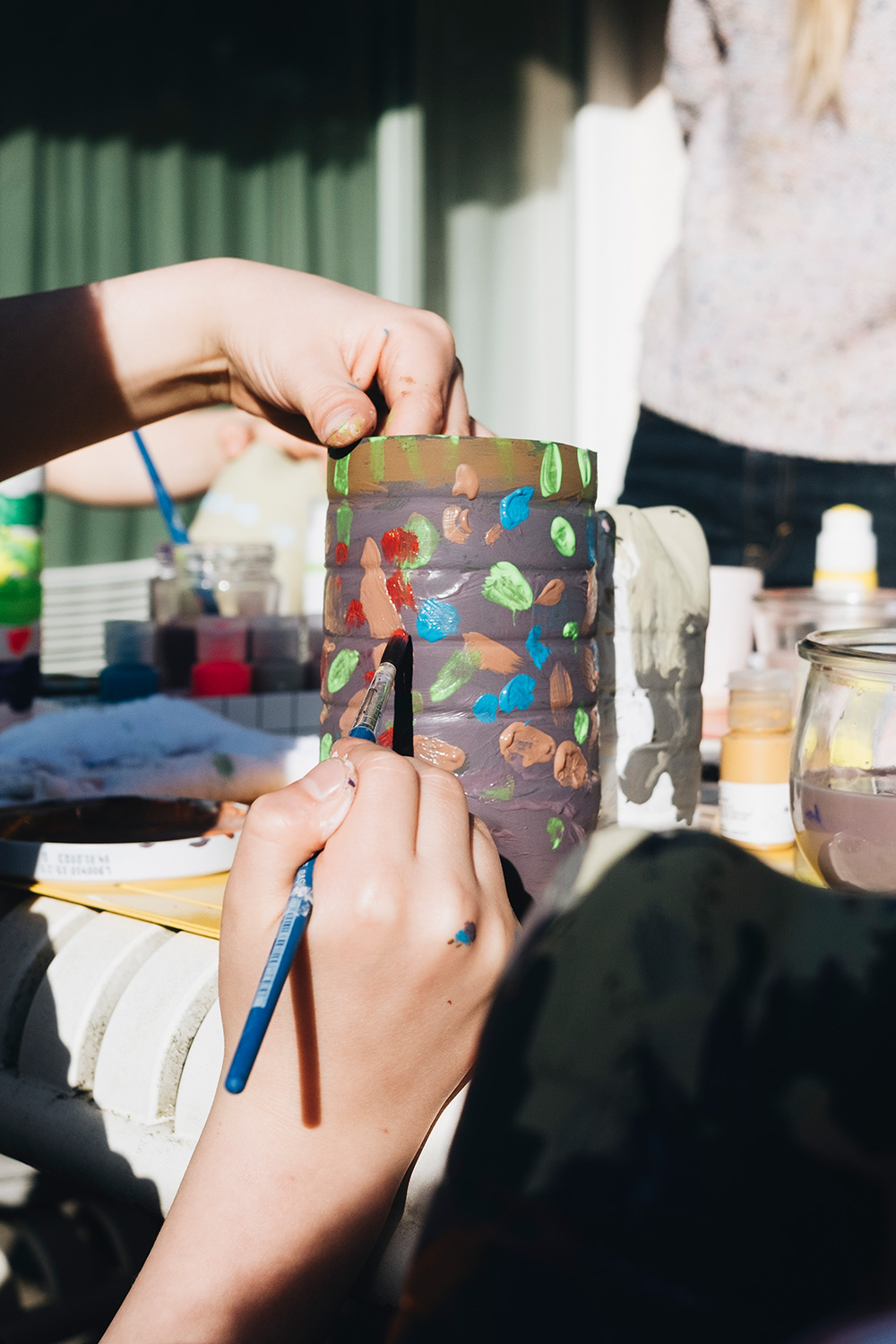 Lass uns PET-Flaschen upcyclen und Blumenampeln daraus basteln.