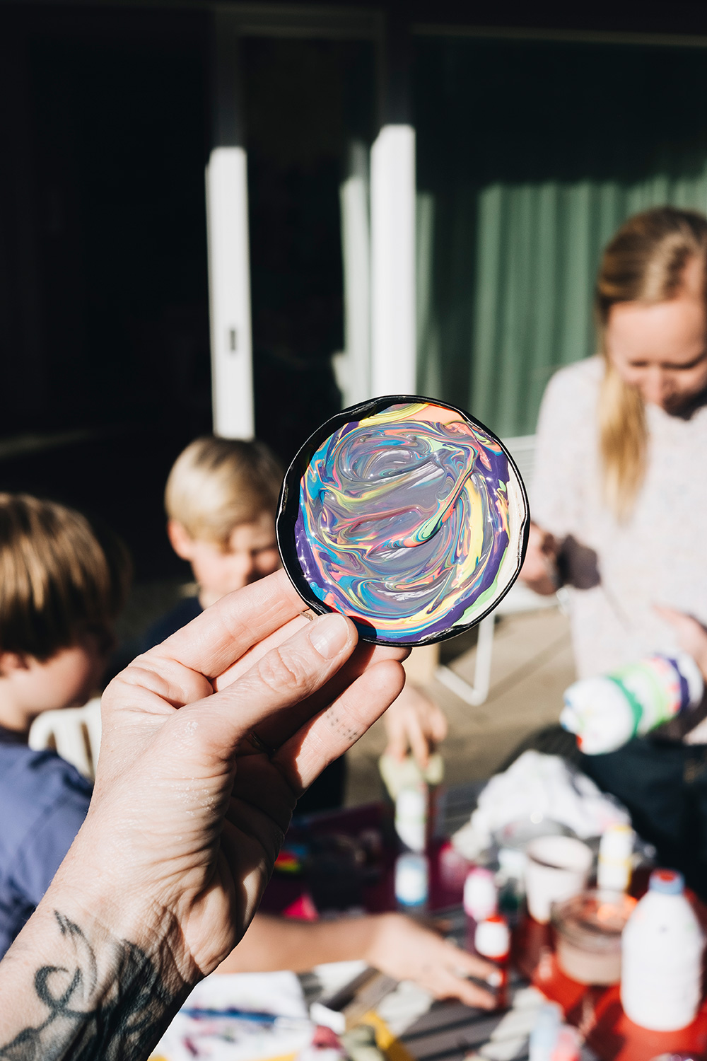 Lass uns PET-Flaschen upcyclen und Blumenampeln daraus basteln.