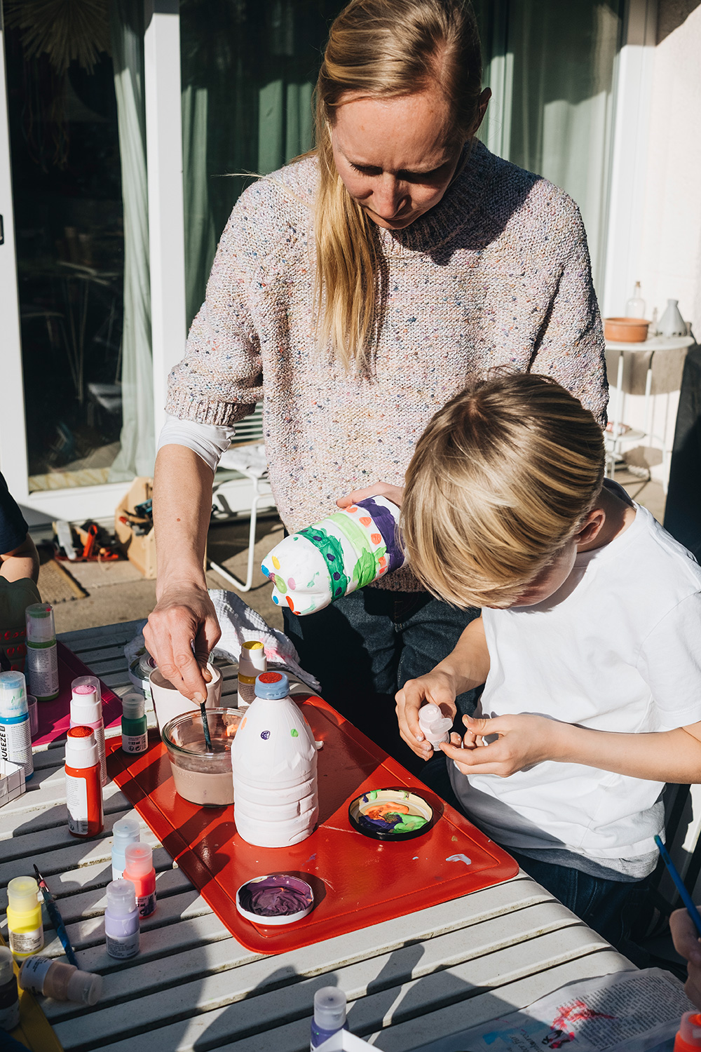 Lass uns PET-Flaschen upcyclen und Blumenampeln daraus basteln.