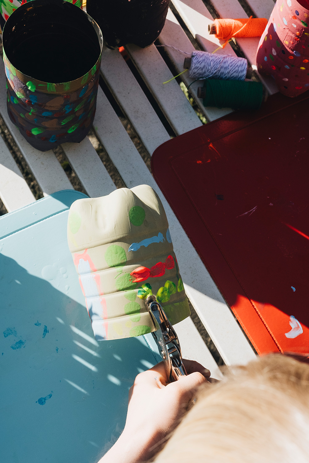 Lass uns PET-Flaschen upcyclen und Blumenampeln daraus basteln.