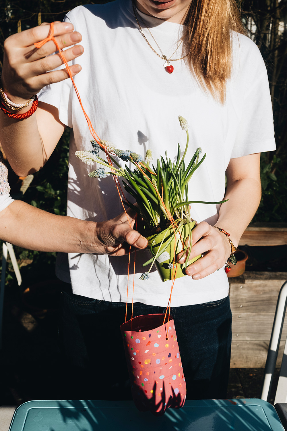 Lass uns PET-Flaschen upcyclen und Blumenampeln daraus basteln.